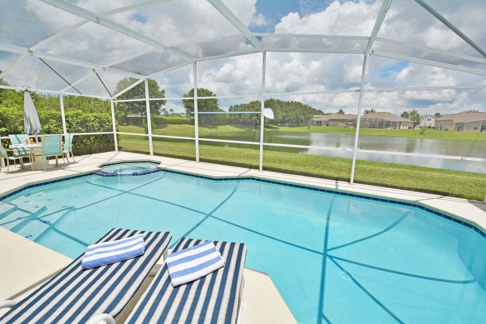 Hampton Lakes, Davenport